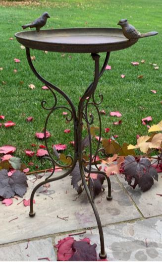 BIRD BATH ON STAND [Col:RUST]